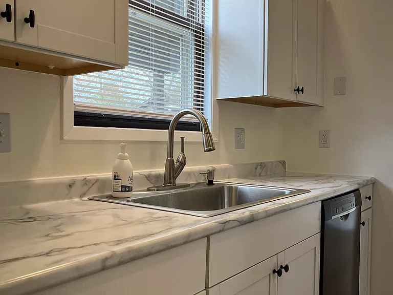 1468 Eastview Dr — Photo 1