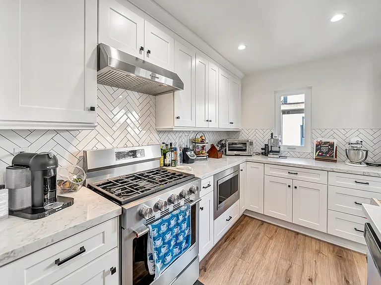 10231 Independence Ave — Photo 30