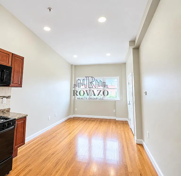 2 bed, 700 sqft, $2,100 — Photo 3