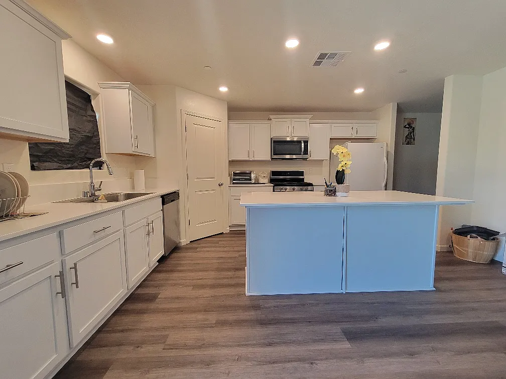 4 bed, 2814 sqft, $2,900 — Photo 2