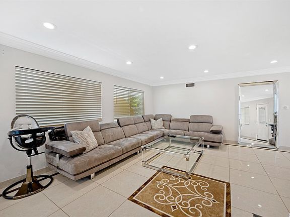 5th image of 8338 Saloma Ave