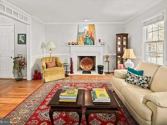 4th image of 6582 Forsythia St