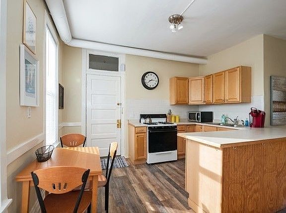 3rd image of 1623 W Farragut Ave APT 2R