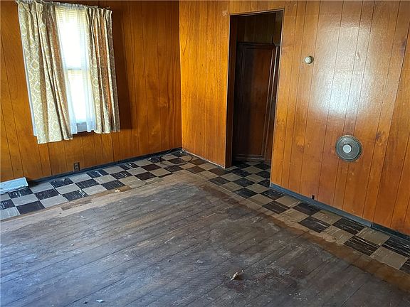 5th image of 136 Brighton St