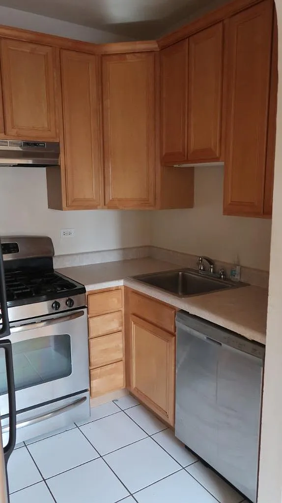 2 bed, 1.0 bath, 1100 sqft, $2,400 — Photo 3