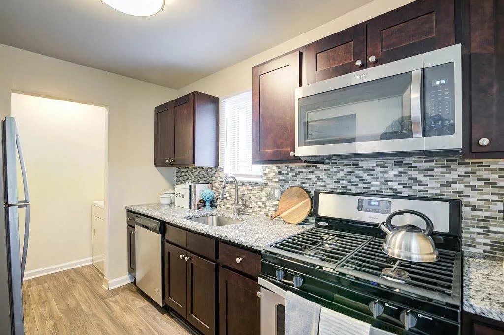 Fox Run Apartments and Townhomes — Photo 2