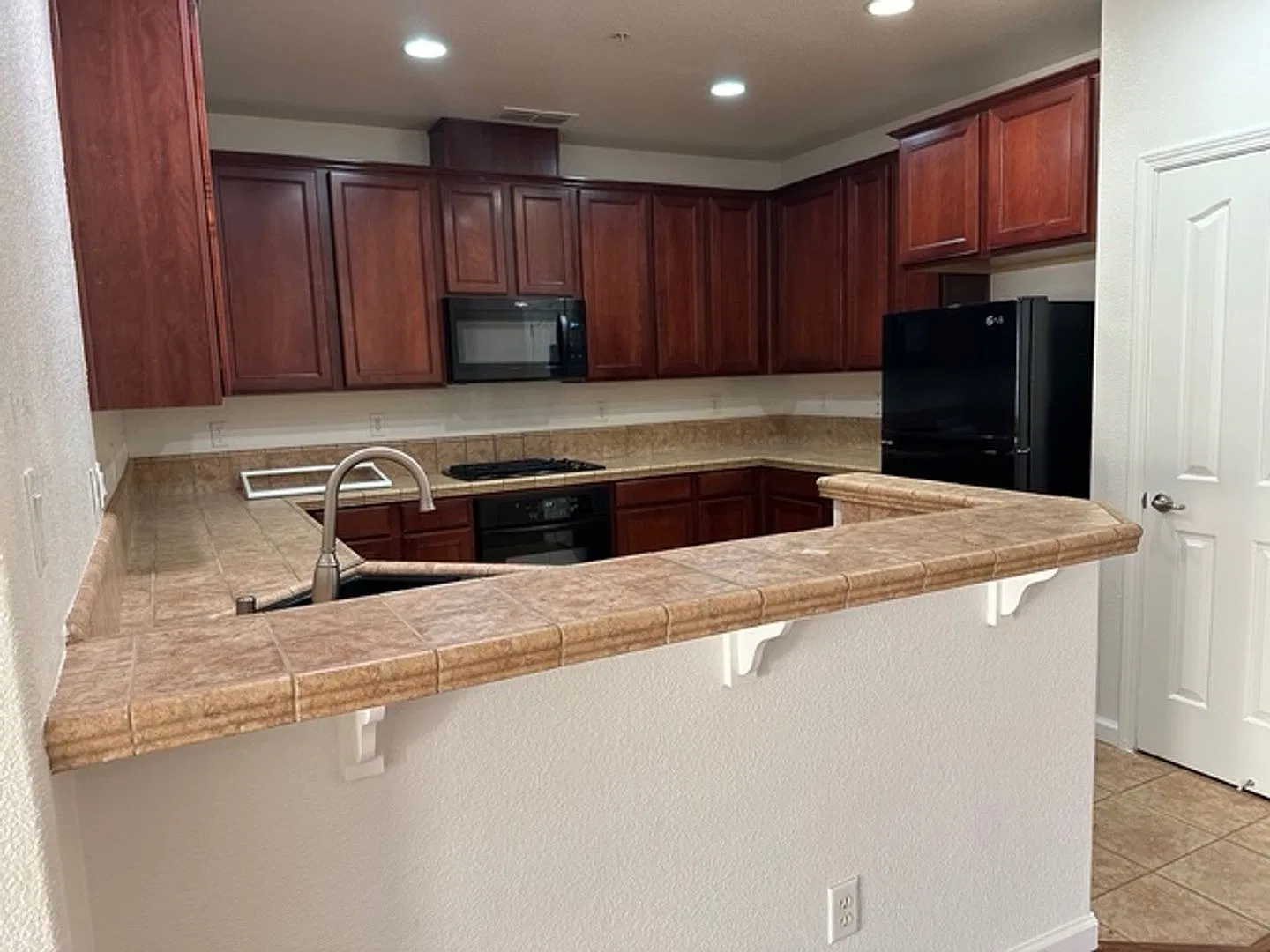 Welcome Home To This Well Maintained Immaculate Hampton Village Condo! — Photo 3