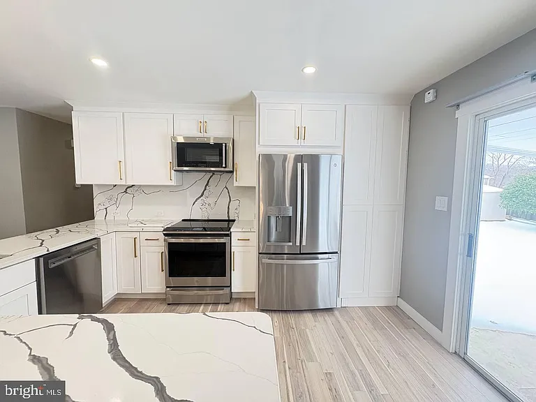 13223 Hawthorn Ln — Photo 8