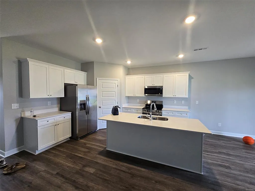 5 bed, 2599 sqft, $3,000 — Photo 3