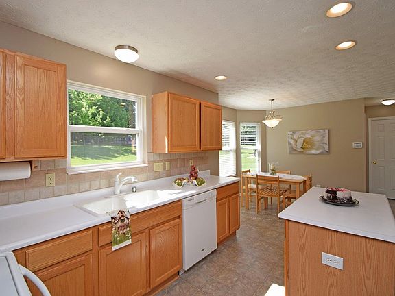 5th image of 522 Lake Front Dr