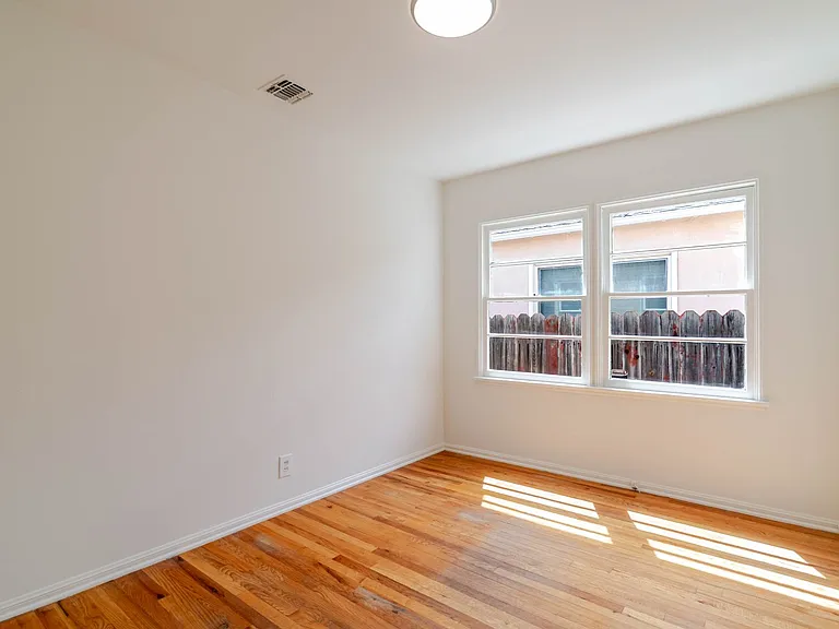 4950 Newcastle Ave — Photo 16