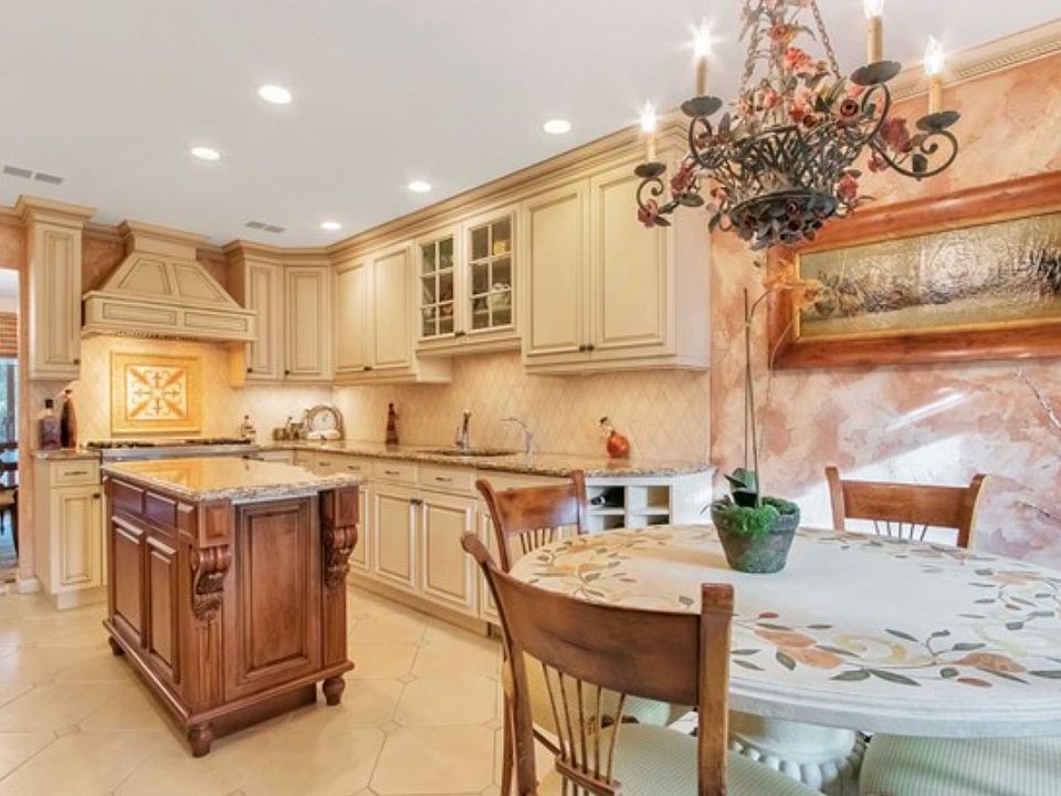 Chef's kitchen with high-end s/s appliances