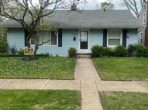 2238 Roslyn Rd, Grosse Pointe, MI 48236