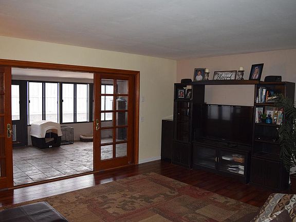 5th image of 674 Bismark Ave