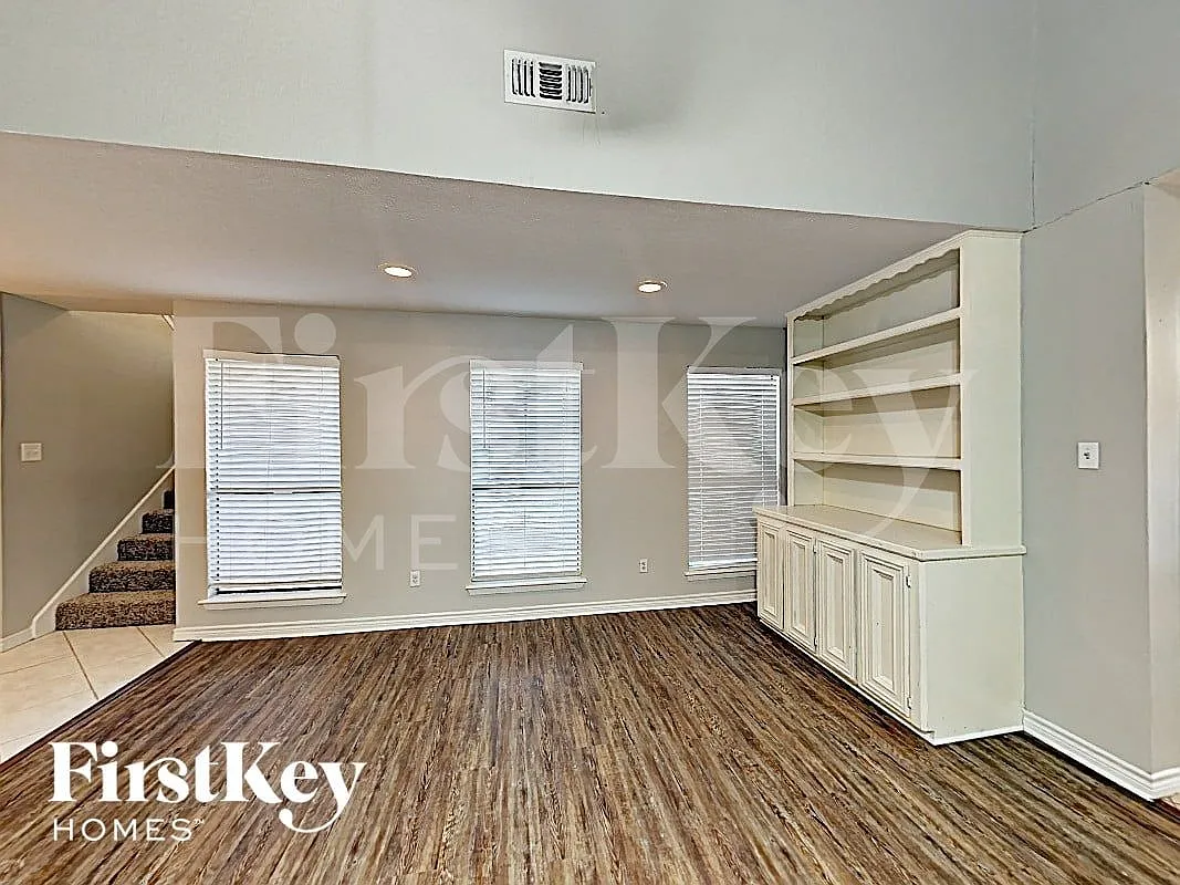 3 bed, 2.0 bath, 1920 sqft, $2,205 — Photo 2