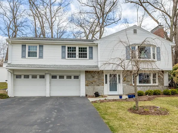 27 Angelica Dr, Framingham, MA 01701