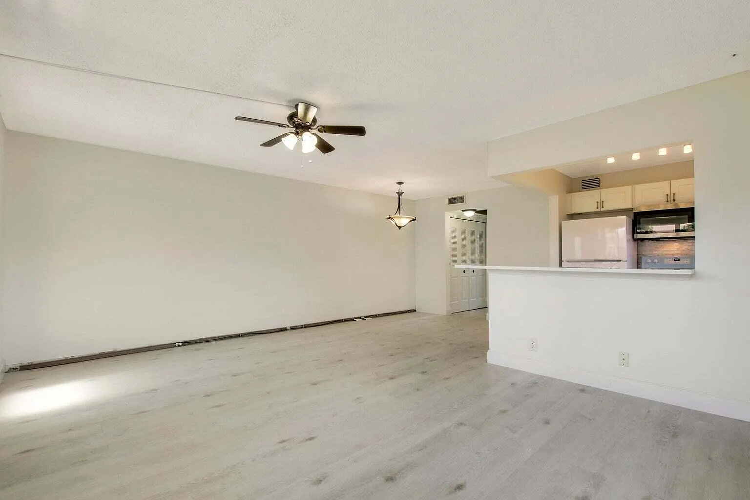 1 bed, 1.5 bath, 684 sqft, $1,699 — Photo 2