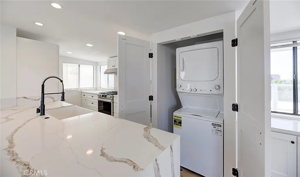 3 bed, 3.5 bath, 1800 sqft, $9,000 — Photo 4