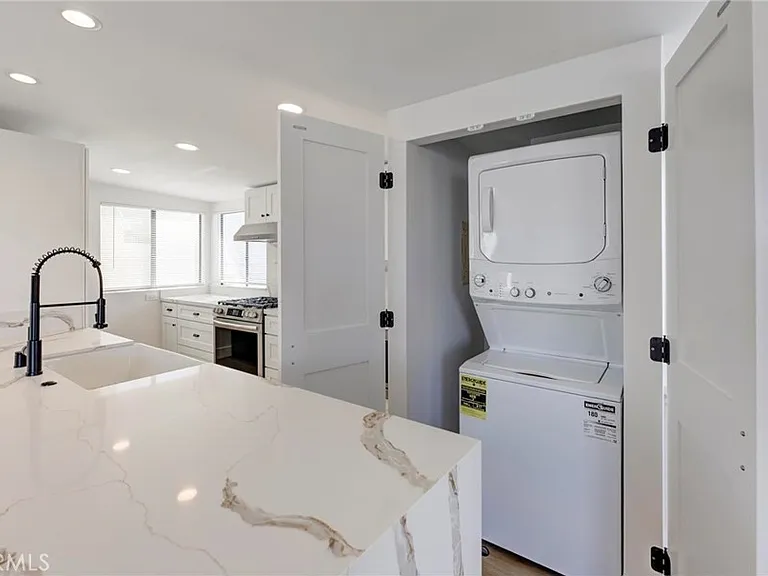 1090 Loma Dr — Photo 4