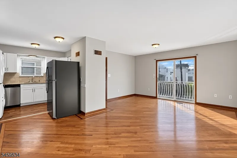 3 bed, 2.0 bath, $3,600 — Photo 4