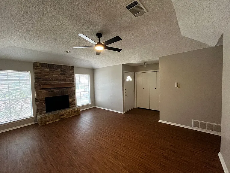 623 Overlook Ct — Photo 2