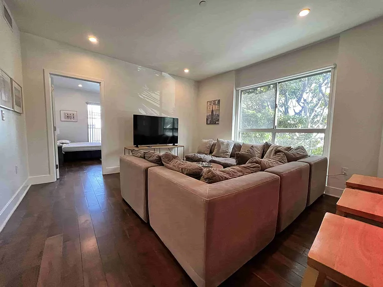 1747 N La Brea Ave — Photo 22