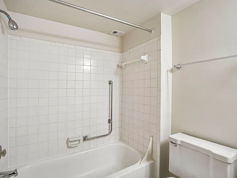 Lincoln Tower Apartments — Photo 20