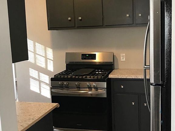 5th image of 925 Barton Ave