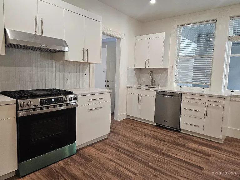 856 Page St — Photo 3