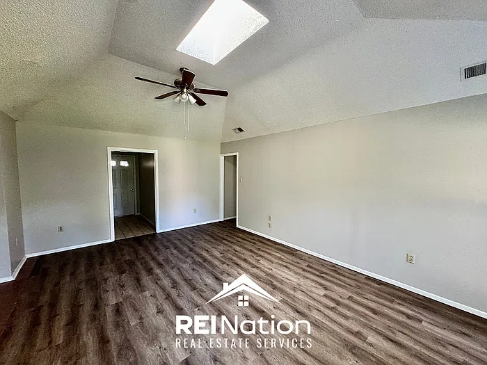 3 bed, 2.0 bath, 1318 sqft, $1,545 — Photo 2