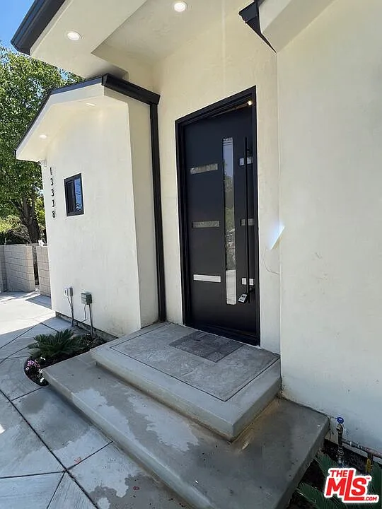 3 bed, 3.5 bath, 1600 sqft, $5,800 — Photo 4