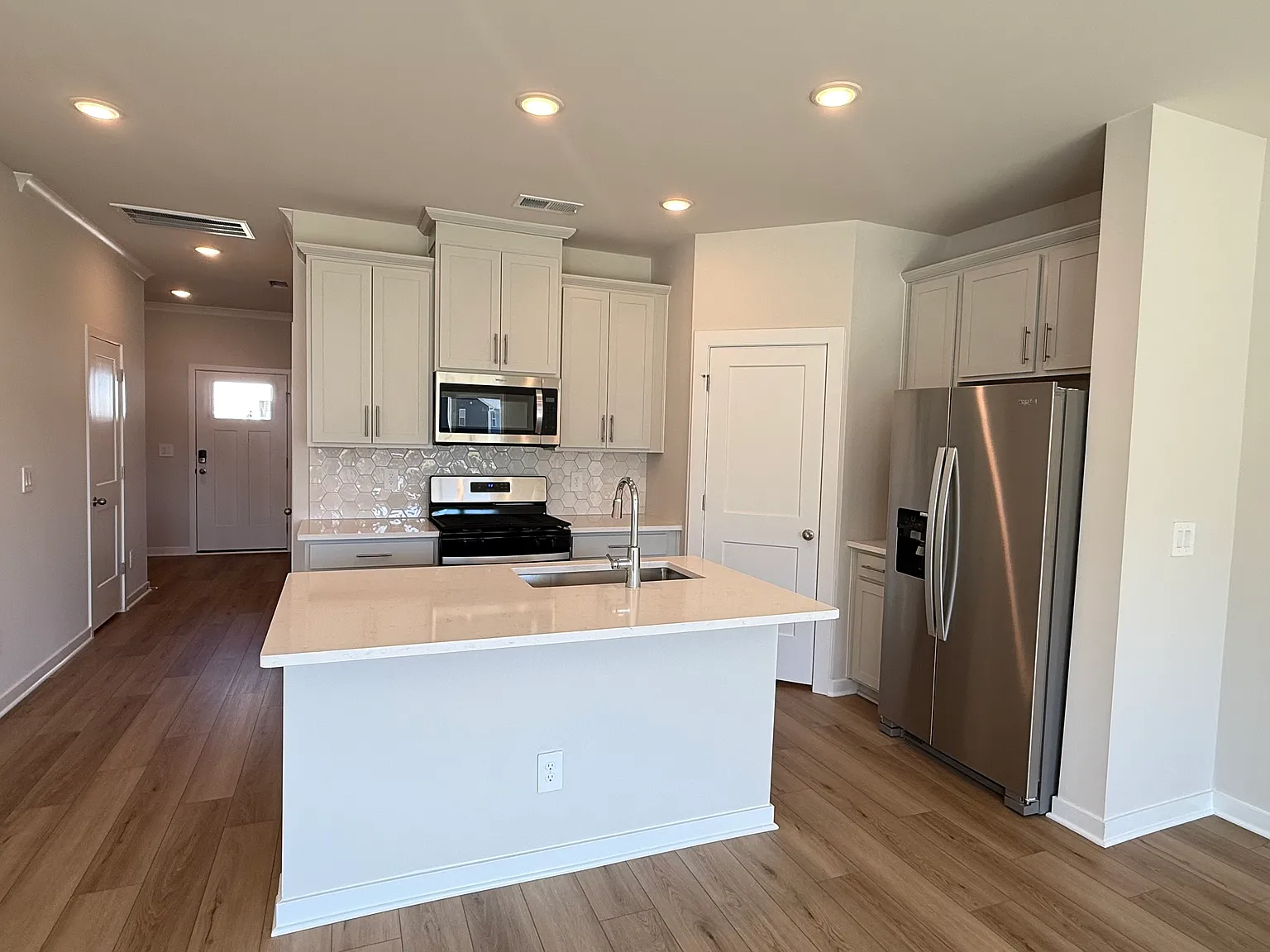 3 bed, 1600 sqft, $2,000 — Photo 2