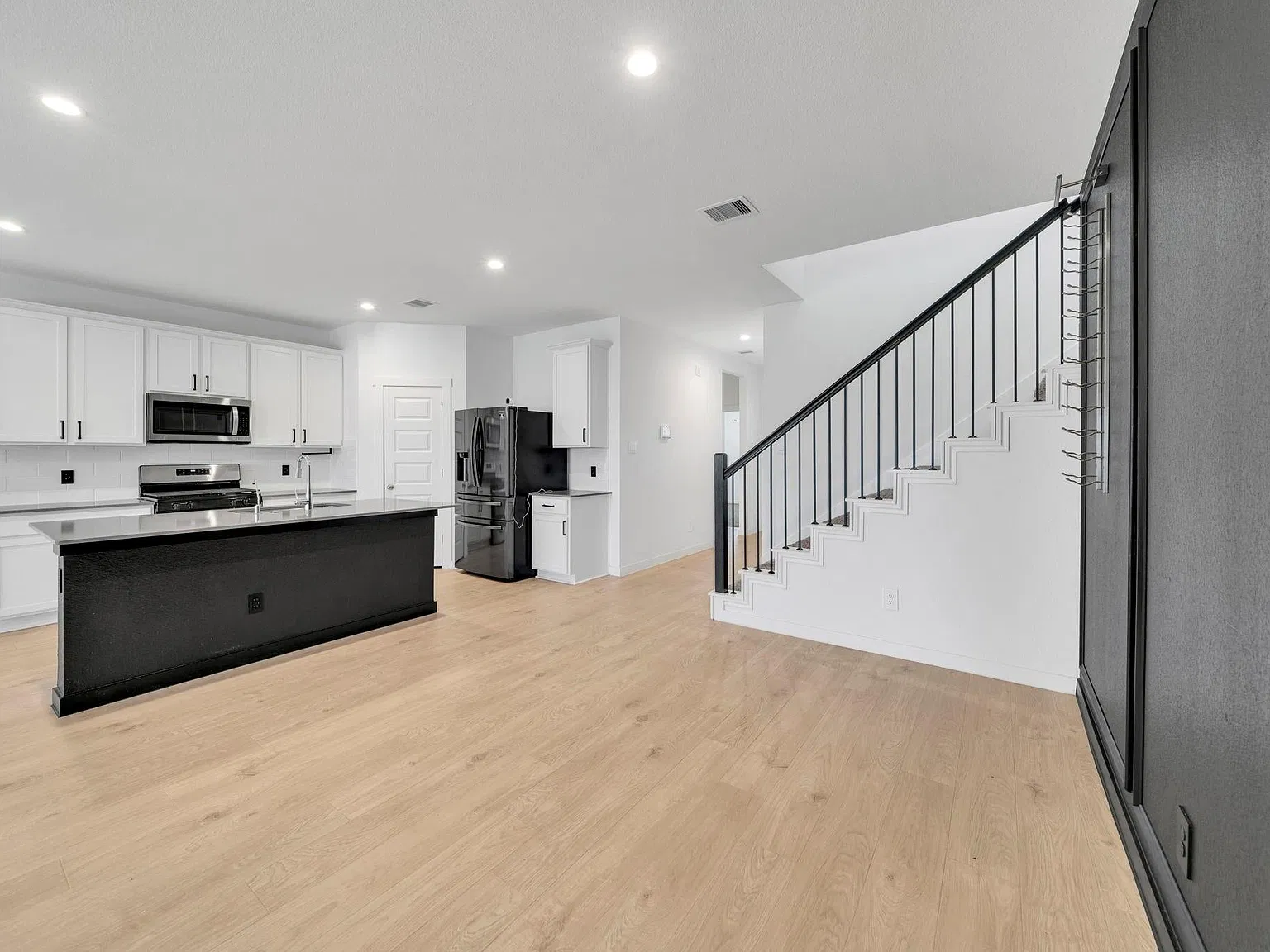 4 bed, 2276 sqft, $2,700 — Photo 4