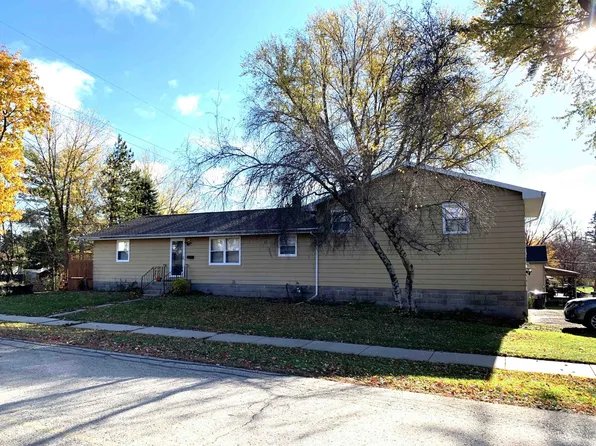 418 N Lewis St, Columbus, WI 53925