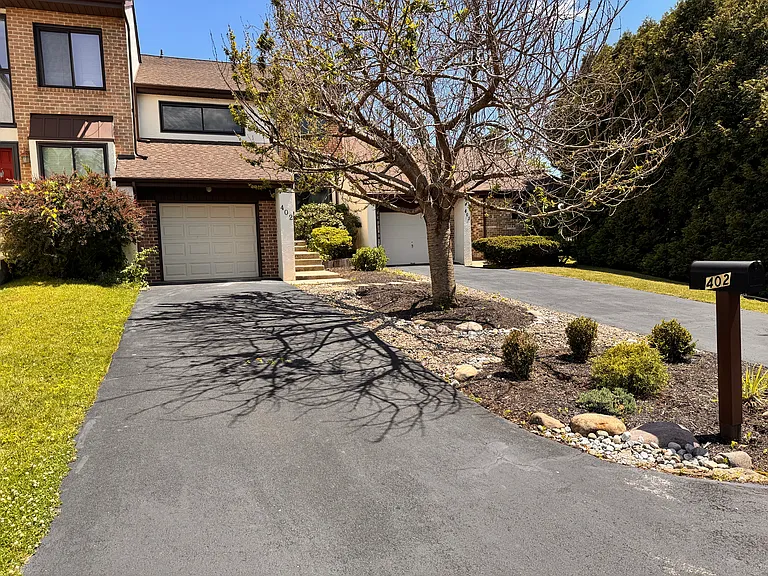402 Harrison Pl — Photo 1