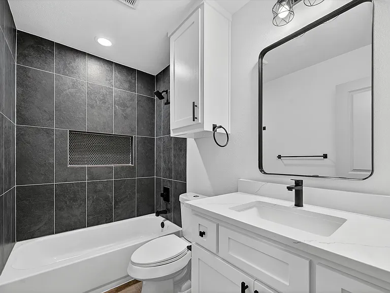 2107 Church St #B — Photo 16