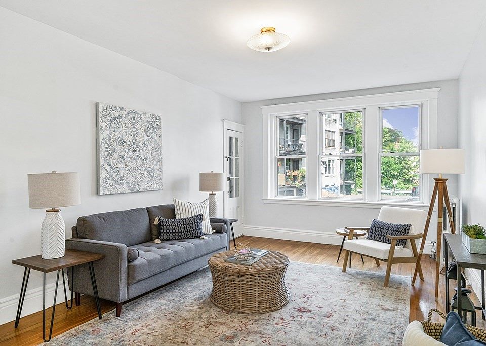 1st image of 8 Kinross Rd APT 4