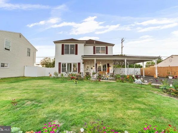 73 Graystone Ln, Levittown, PA 19055