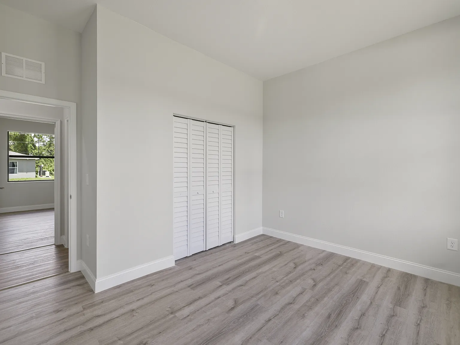827 Carpenter Street East - 1 — Photo 2