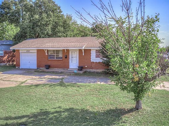 4th image of 1037 Montgomery Cir