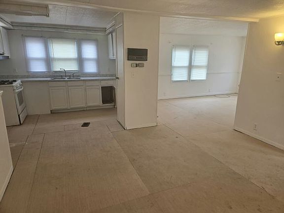 2nd image of 4 Quarry Hill Est #4