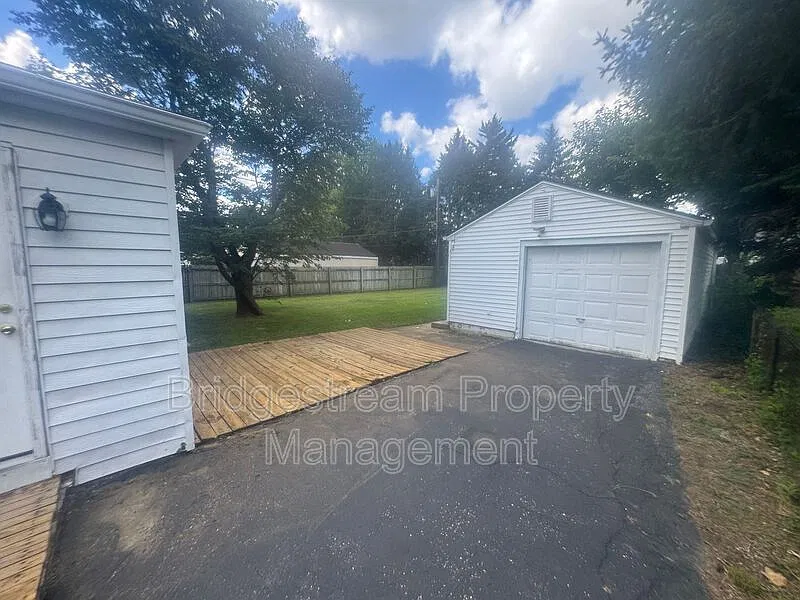 3 bed, 1.0 bath, 864 sqft, $1,250 — Photo 4