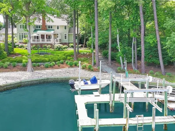 701 Crystal Ln, Virginia Beach, VA 23451