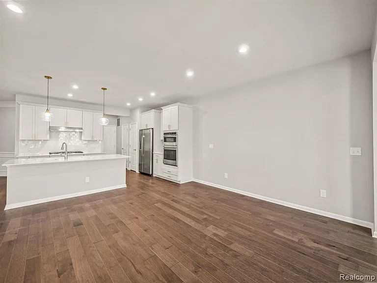 4837 Glenora Dr — Photo 12