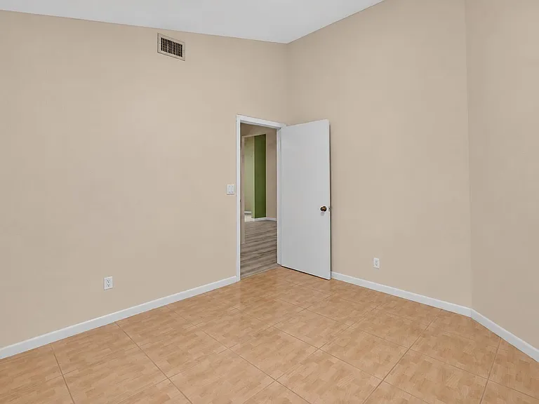 8099 Cassia Dr — Photo 17
