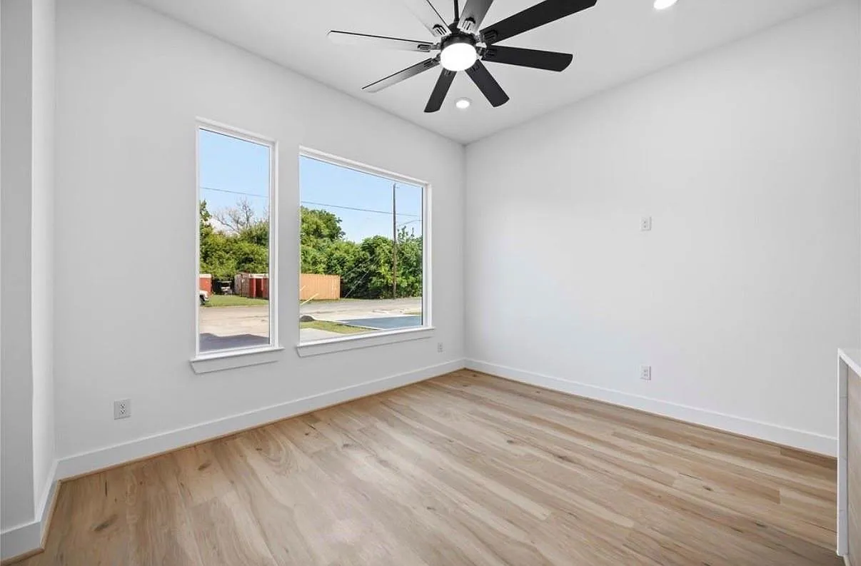 3 bed, 3.0 bath, 1300 sqft, $2,100 — Photo 3