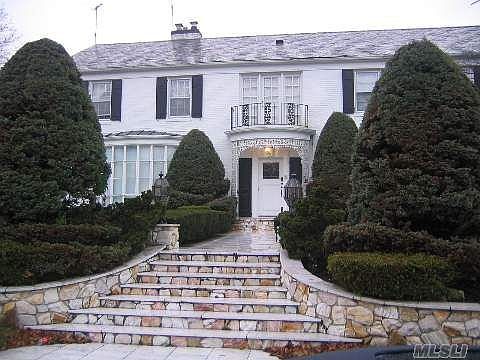 Prestigious Lawrence Location