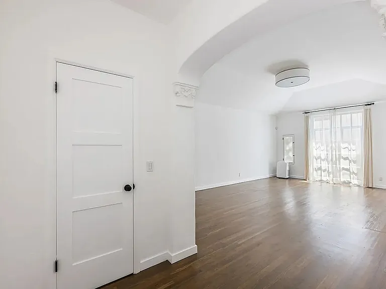 8491 Fountain Ave — Photo 15