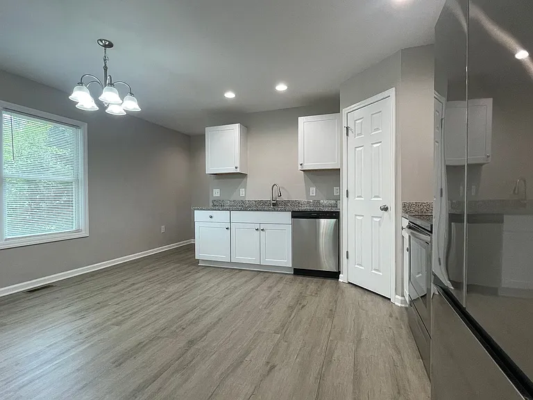 605 Frank St — Photo 5