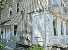 2670 W 41st St, Cleveland, OH